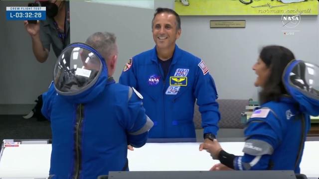 Starliner astronauts play rock, paper, scissors and arm wrestle pre-flight