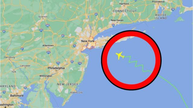 Air Traffic Controller Sees Plane Fly This Route – When He Realizes Why, He Turns Pale