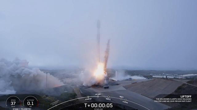 Blastoff! SpaceX launches 22 Starlink satellites from California, nails landing