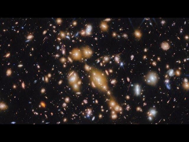 Pan of Cosmic Gems (galaxy cluster SPT-CL J0615−5746)