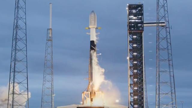 Blastoff! SpaceX launches Starlink batch, nails first landing off coast of The Bahamas