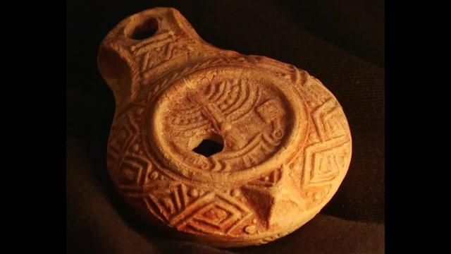 Archaeologists find a rare ceramic lamp with symbols of the Temple menorah