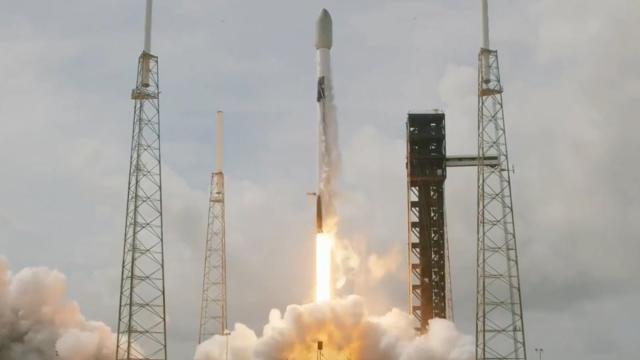 Blastoff! SpaceX launches 21 Starlink satellites from Pad 40 in Florida, nails landing