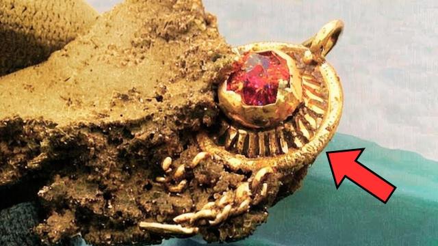 Man Finds Old Necklace In His Garden. When Jeweler Sees It, He Says, "This Can't Be True"