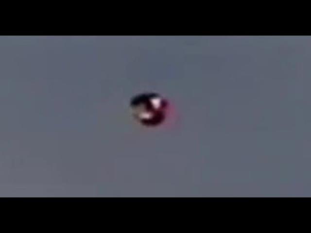 Amazing Ear-like UFO Filmed in Portsmouth, England