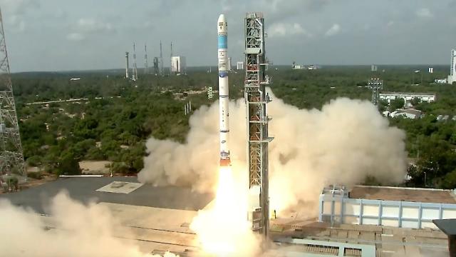 Blastoff! India launches Earth-observing satellite atop SSLV rocket