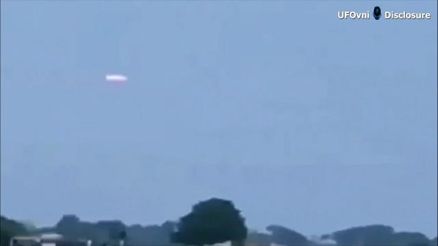 OVNI au-dessus d'un ranch de bétail en Amérique centrale (UFO over cattle ranch in Central America)