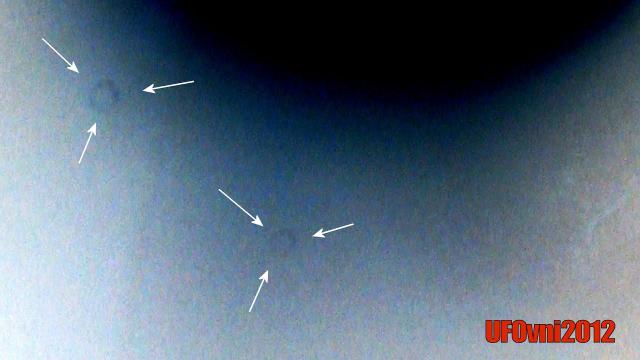 OVNIs en forme d'anneau filmés dans les espace par le télescope (Ring-shaped UFOs filmed in space)