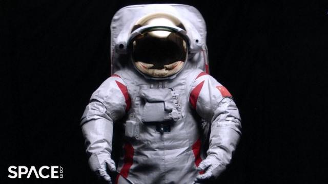 China reveals spacesuit for moonwalking at ceremony